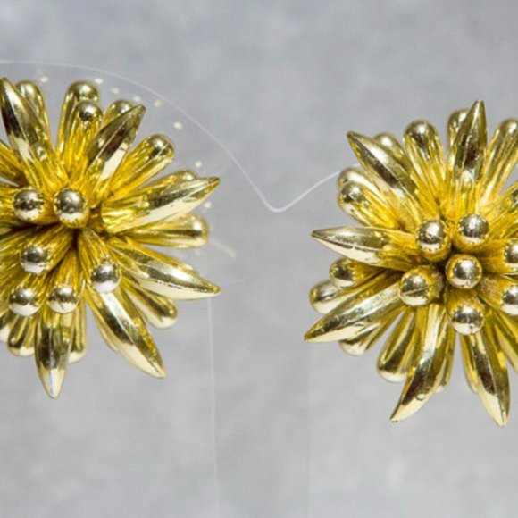 LARGE Vintage Gold Tone Lucite Plastic Clow and Bead Clip On Earrings - Picture 2 of 10